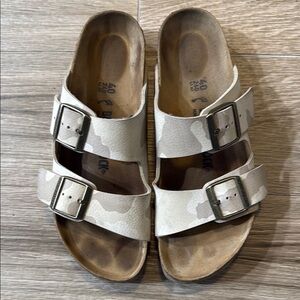 MAKE AN OFFER! Birkenstock Beige Camouflage Sandals 9 40